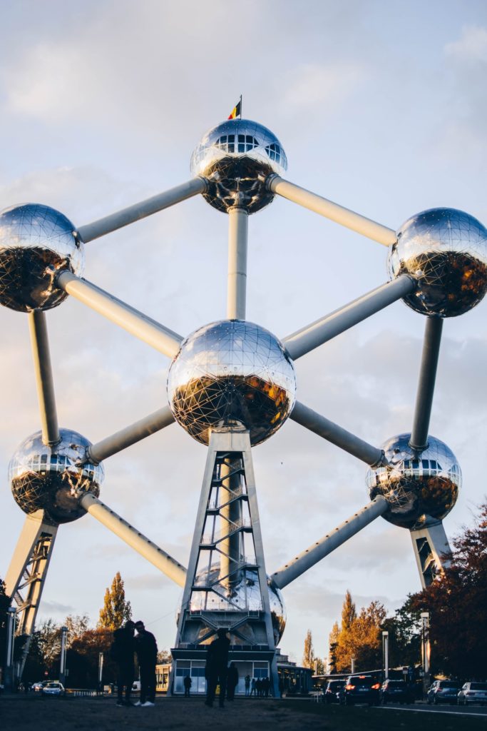 Um ponto turístico bem legal é o Atomium em Bruxelas, Bélgica. Vale a pena conhecer ! Foto: fotografierende
