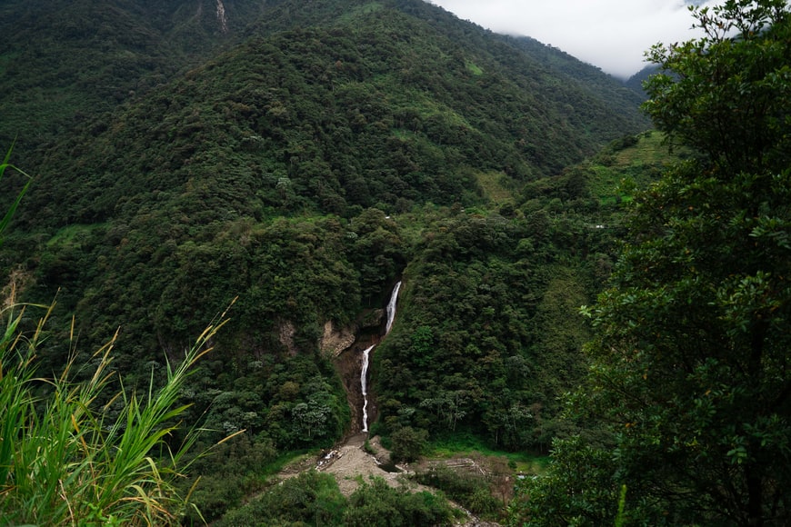 Cachoeira em Banos, Equador,envolta de mata – Foto: Shad Meeg via Unsplash
