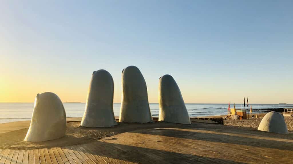 La Mano de Punta del Este, Uruguai - Foto: Jared Schwitzke para repsentar o seguro viagem
