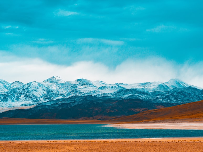 Lagoa em frente as montanhas. Lagunas Altiplánicas, San Pedro de Atacama, Chile – Foto: Danilo Alves Jiménez via Unsplash para representar o seguro viagem para o Atacama 
