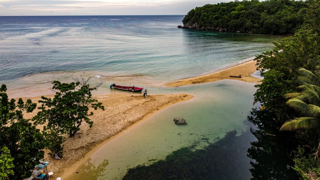 Areia e mar Ocho Rios, Ocho Rios, Jamaica – representa o seguro viagem para Jamaica