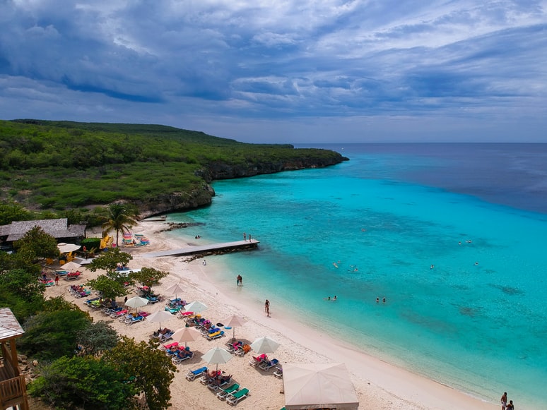 Vista da praia Porto Marie para representar o seguro viagem para Curaçao - Foto: Sthephan Van de Schootbrugge via Unsplash