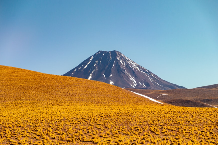 Montanhas vegetação em San Pedro de Atacama, Chile - Foto: David Vives para representar o seguro viagem para o Atacama
