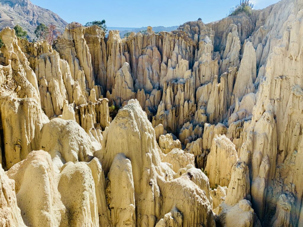 Elevações rochosas em tamanhos diferentes no Valle de La Luna na Bolívia.