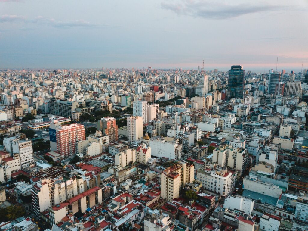 Vista de cima da área urbana de Buenos Aires, muitos prédios e casas. Seguro viagem Argentina.