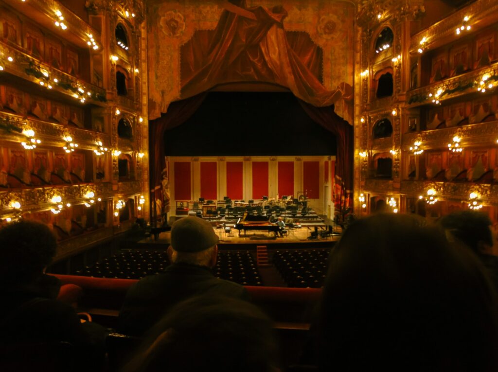 Lado de dentro do Teatro Colón durante uma apresentação.