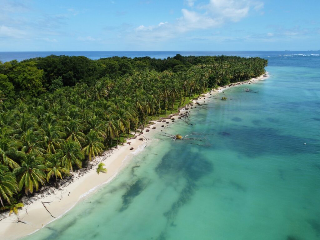 Região da Ilha de Bastimentos no Panamá, repleto de coqueiros, areia branca e água transparente para representar o seguro viagem para o Panamá