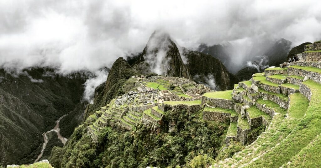 Vista das ruínas de Machu Picchu, Peru coberta de nuvens.