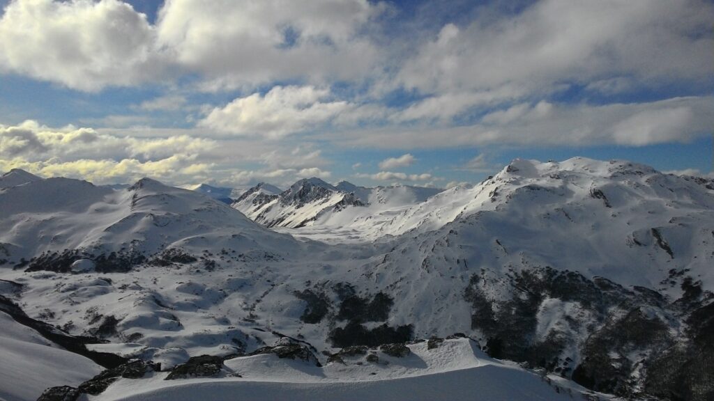 Vista das montanhas cobertas por neve em Cerro Castor em Ushuaia.