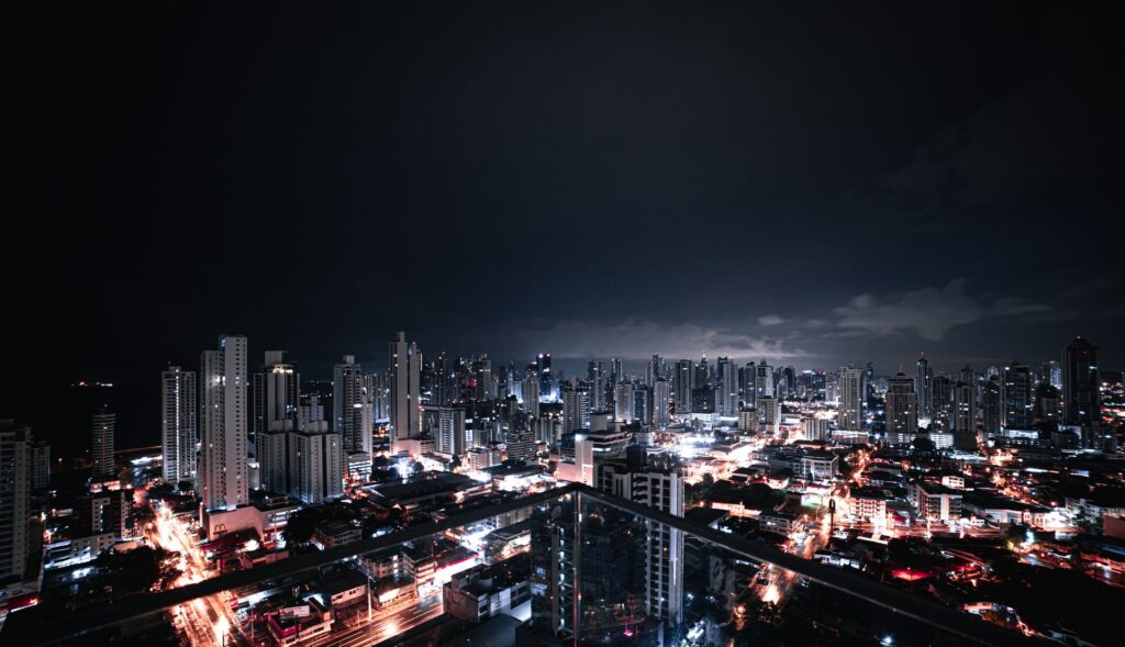 Cidade do Panamá, capital do Panamá, de noite com grandes prédios comerciais. 