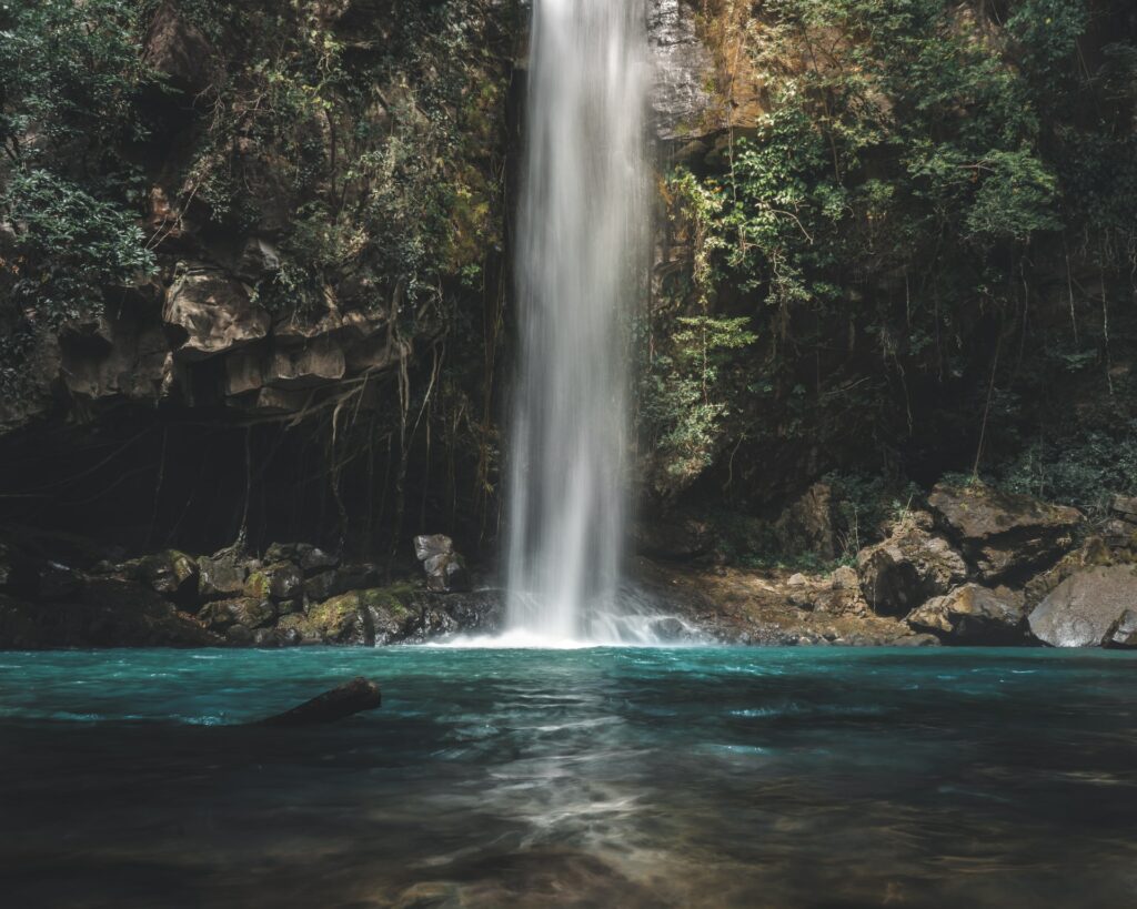 Queda de água numa gruta em Vulcão Rincón de La Vieja na Costa Rica 