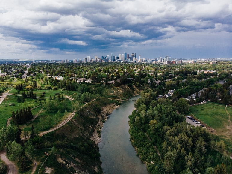 Area verde e rio em River Park Calgary, Canadá- representando seguro viagem para Calgary