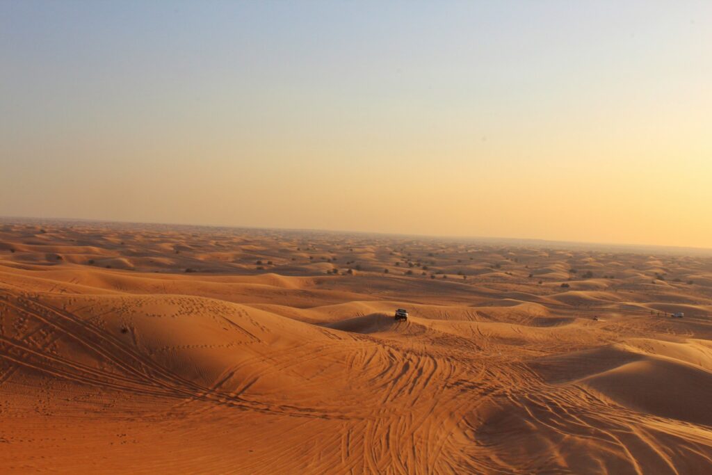 Um enorme deserto em Dubai para representar o seguro viagem para os Emirados Árabes