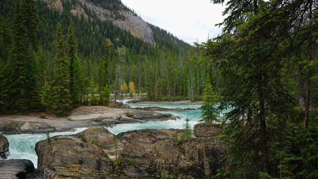 Rio em tom azul no Jasper National Park, Alberta, Canadá –representa seguro viagem para o Canadá.