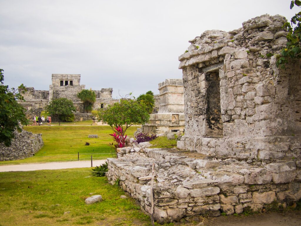 Diversas ruínas abandonadas cercadas por um gramado em Quintana Roo em Tulum no México para representar o seguro viagem para Tulum