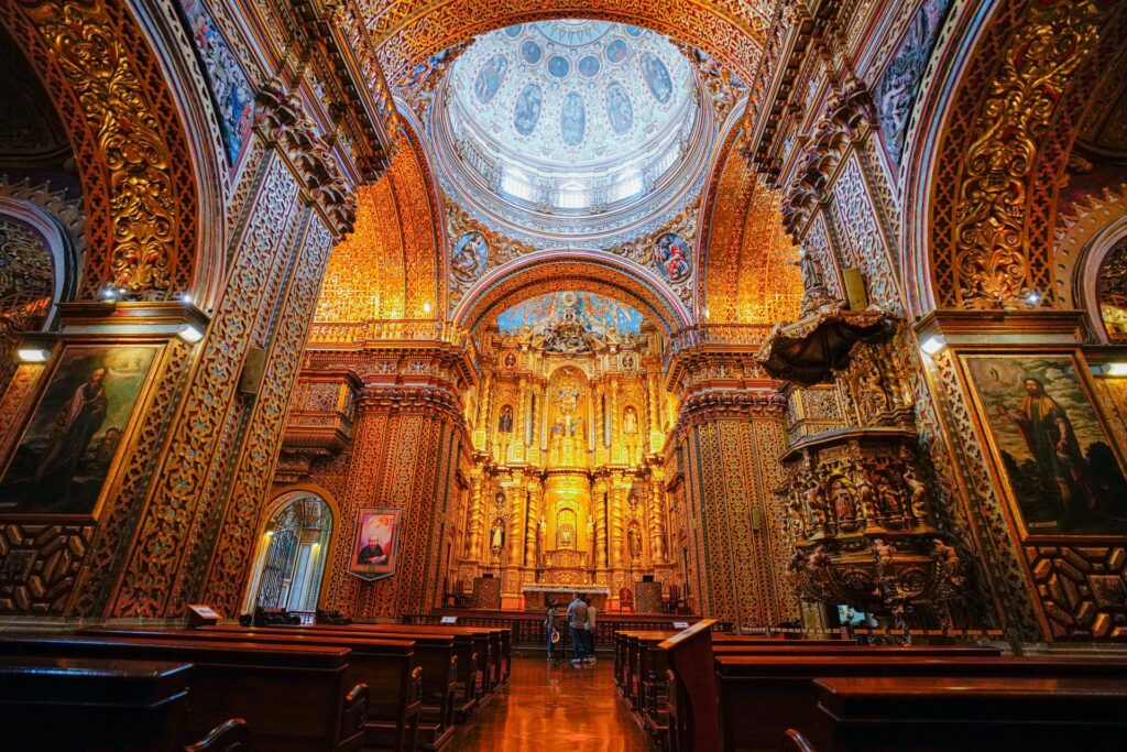 Parte interna da Igreja da Companhia de Jesus em Quito com revestimento em folhas de ouro para representar seguro viagem para Quito