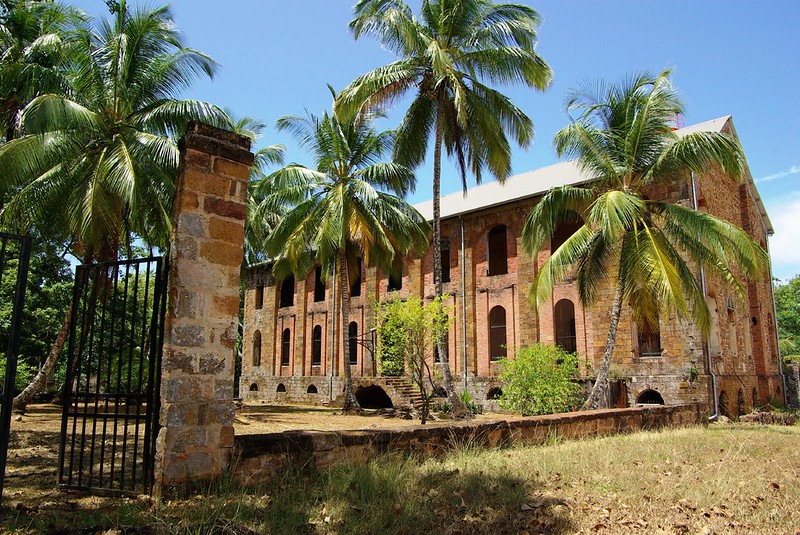 Construção do antigo prédio da prisão na Iha do Diabo, Guiana Francesa - representa o seguro viagem para Guiana Francesa.
