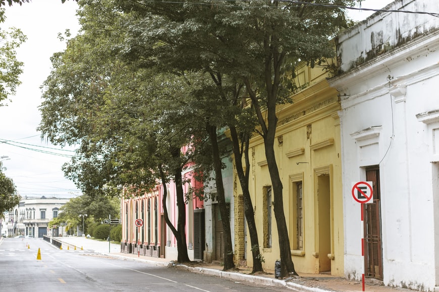 casas coloridas na rua de Assunção, Paraguai–  representando seguro viagem Assunção