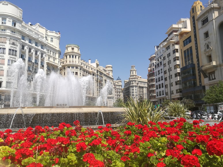Centro de Barcelona, Espanha com fonte de água e jardim. Representa o seguro viagem para Espanha.