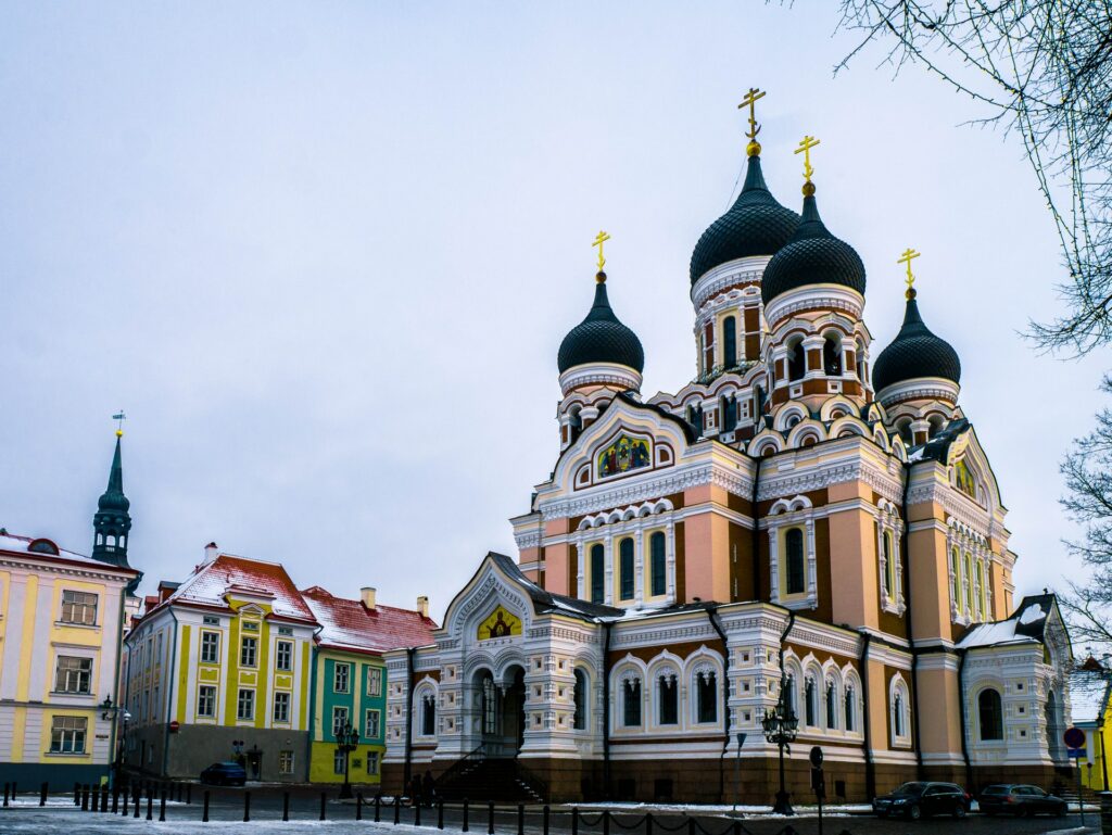 Catedral de Alexandre Nevsky em Tallinn, capital da Estônia, arquitetura antiga e russa, em tons de rosa claro, verde escuro e branco, para representar o seguro viagem para Estônia