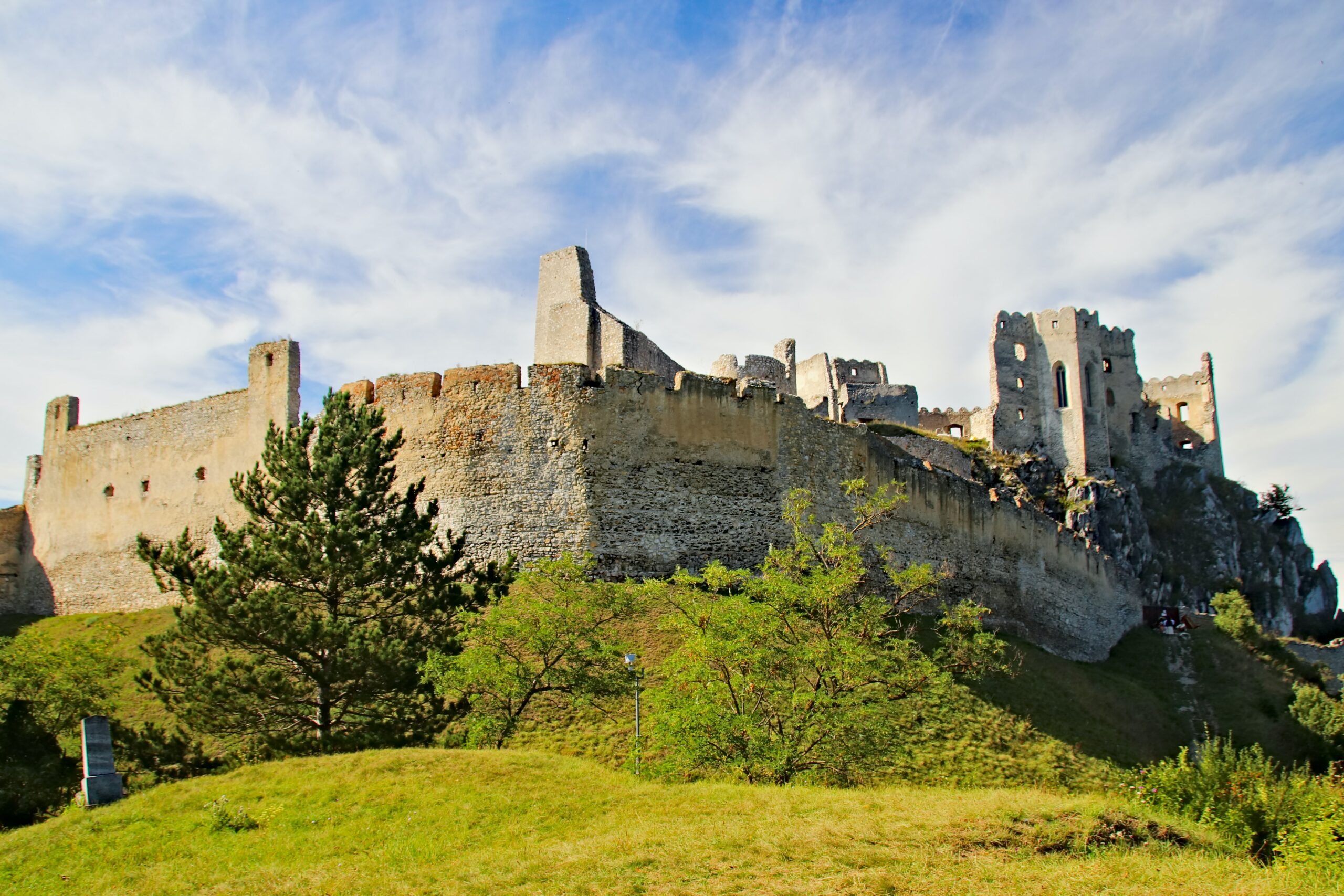 Vista do castelo Beckov, Beckov,  Eslováquia - Representa seguro viagem para Eslováquia.