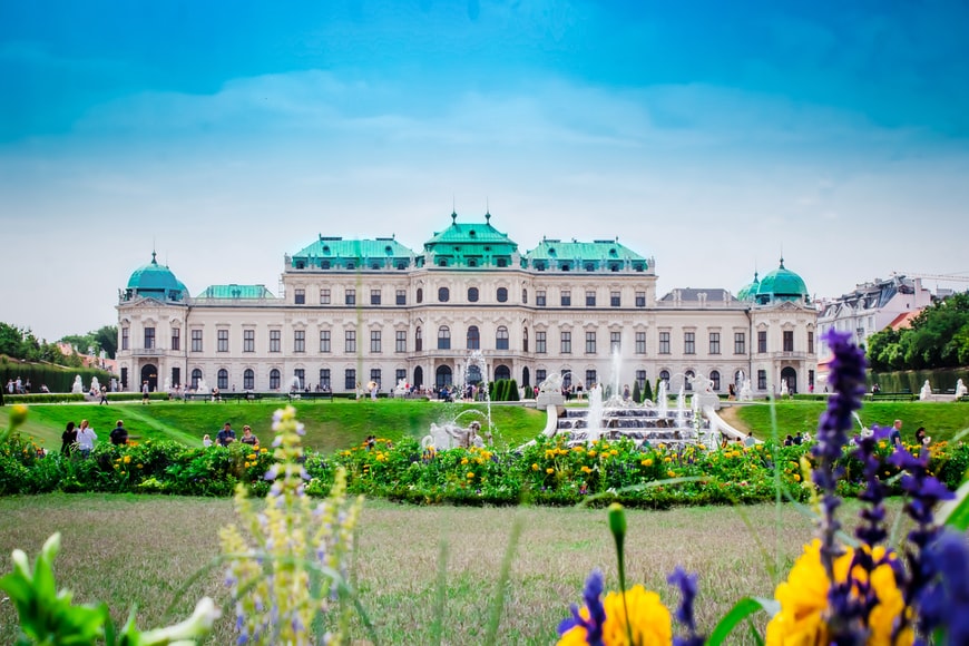 Jardim verde com flores em Belvedere Palace, Vienna, Áustria - Representa seguro viagem para Áustria.