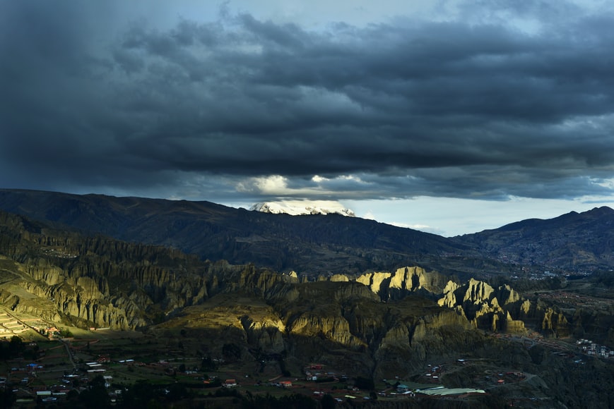 Vista da montanha Illimani, com casas abaixo em La Paz. reprsenta seguro viagem La Paz