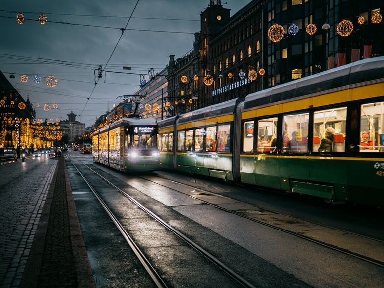 Bondinhos pelas ruas de Mannerheimintie, Helsinki,Finlândia -representa seguro viagem Finlândia