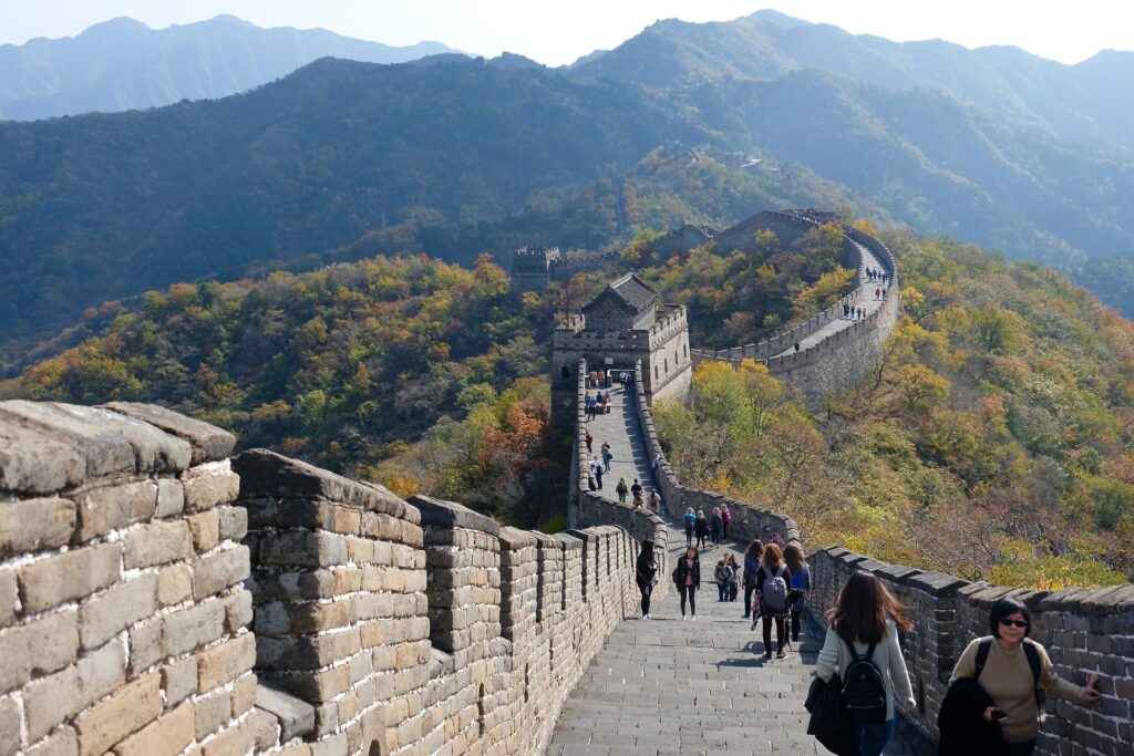 A Muralha da China, uma extensa construção que forma um corredor que atravessa uma montanha, para representar o seguro viagem para China