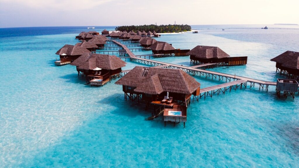 Cabanas flutuantes dentro das águas  Ilhas Maldivas, Maldivas. 