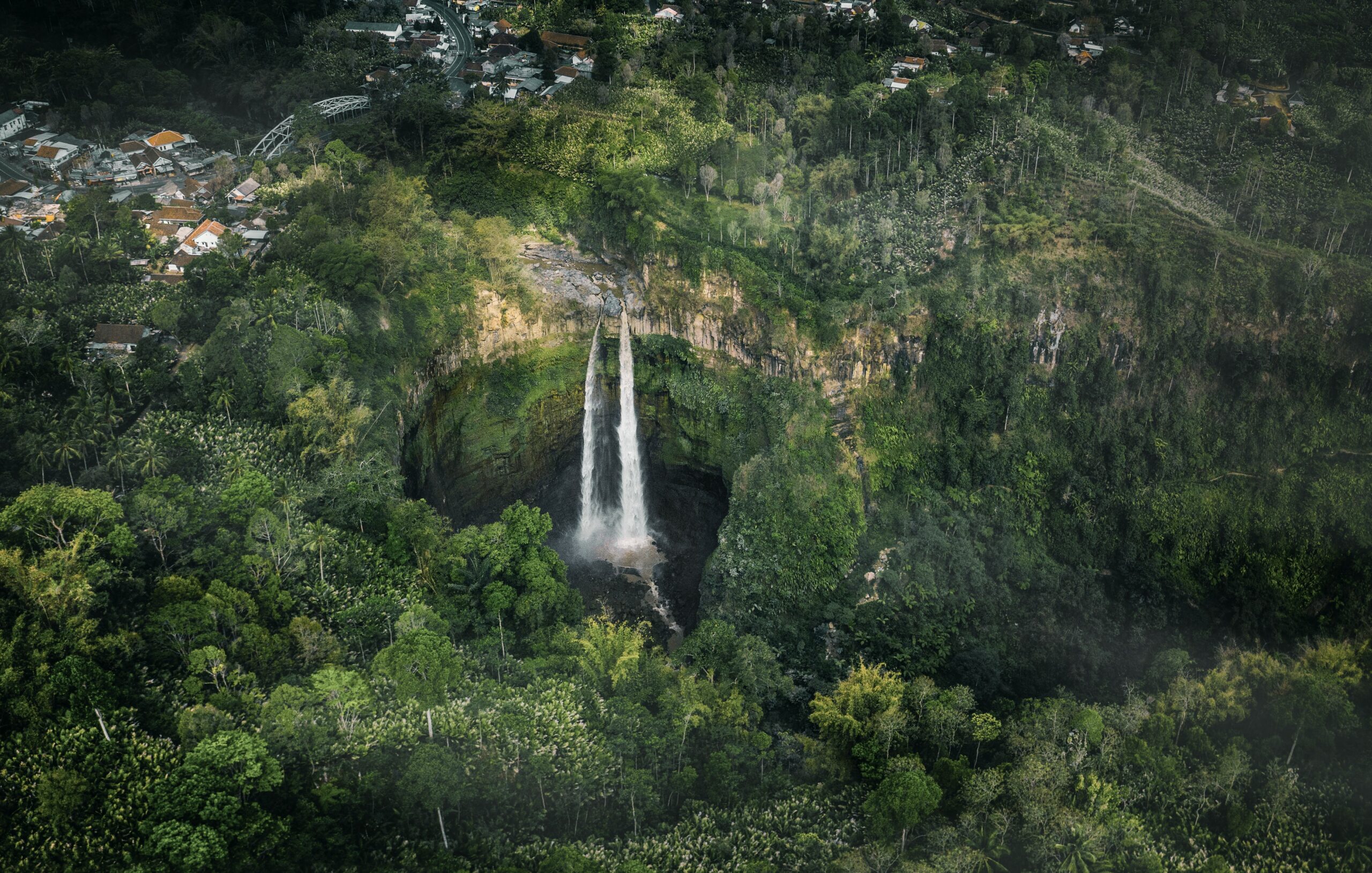 Vista panoramica de uma cachoeira em East Java, Indonésia - Representa seguro viagem para Indonésia.