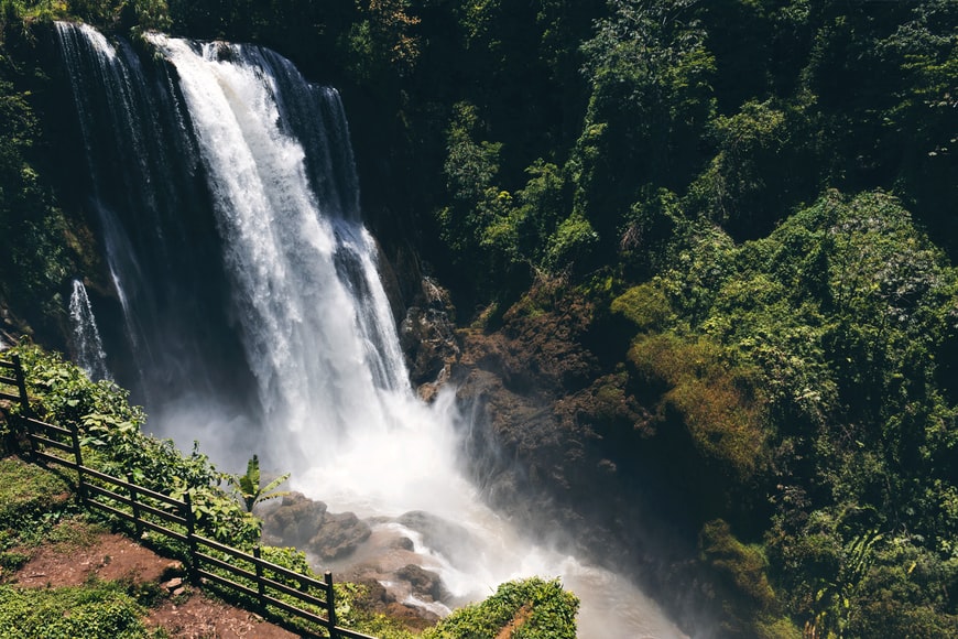 Cachoeira no meio da floresta  Pulhapanzak, San Buenaventura, Honduras- Representa seguro viagem para Honduras.