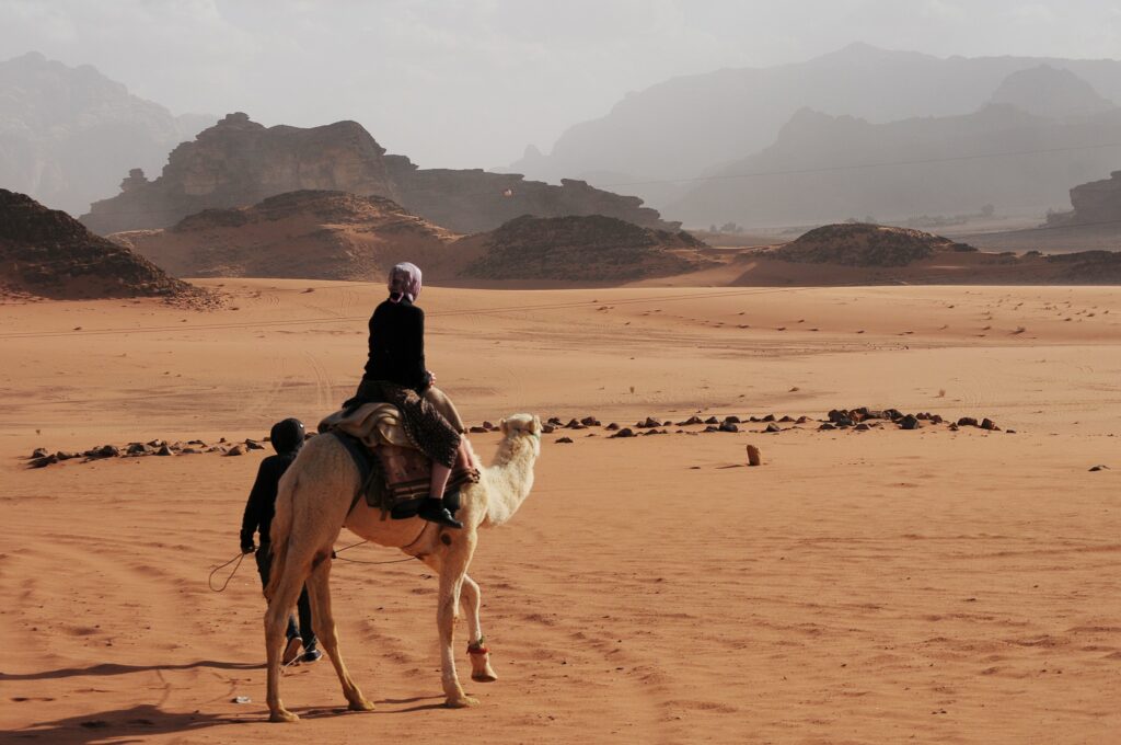 Passeio de camelo pelo deserto em Wadi Rum, Aqaba, Jordânia.