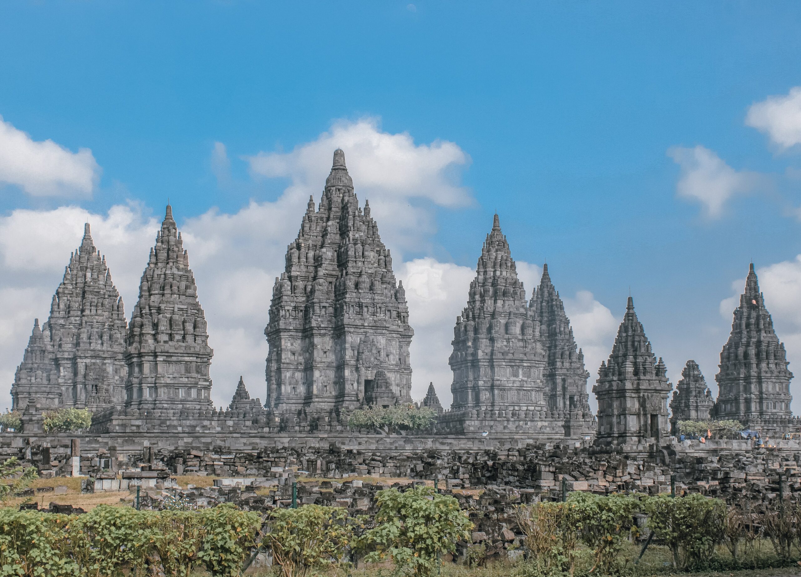 O Templo Prambanan, é um complexo de templos hindus na região especial de Yogyakarta, na Indonésia. Representa seguro viagem Indonésia.