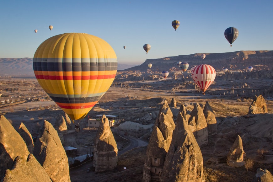 Passeio de balões em meio ao vale rochoso de Capadócia, Turquia - Representa seguro viagem Turquia.