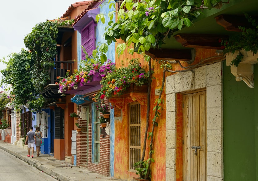 frente das casas coloridas em Cartagena, Colômbia