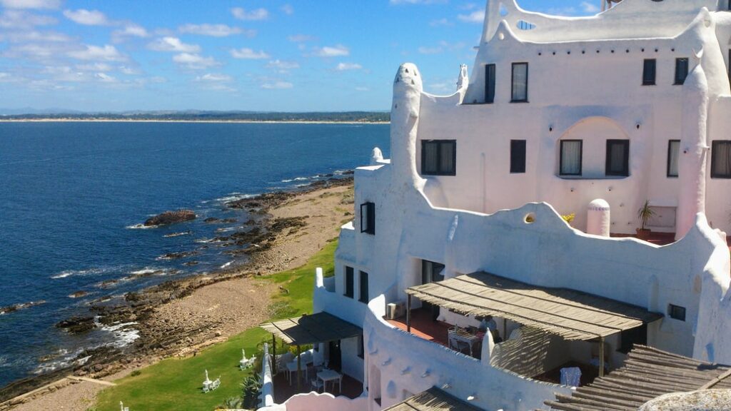 Casa branca a beira mar conhecida como Casapueblo  em Punta del Este. Representa seguro viagem para Punta Del Este. 