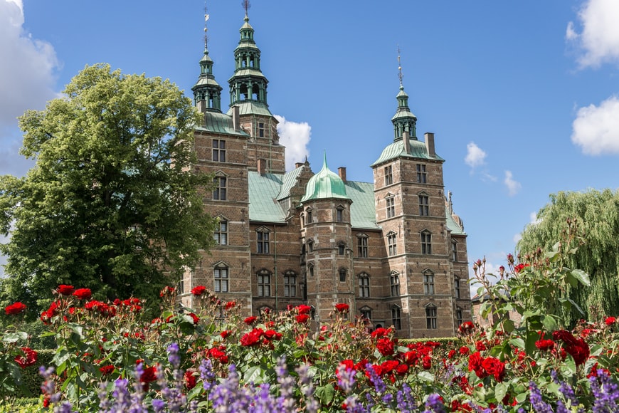Castelo de Castelo Rosenborg, Øster Voldgade, Copenhagen, Dinamarca em frente ao jardim florido.