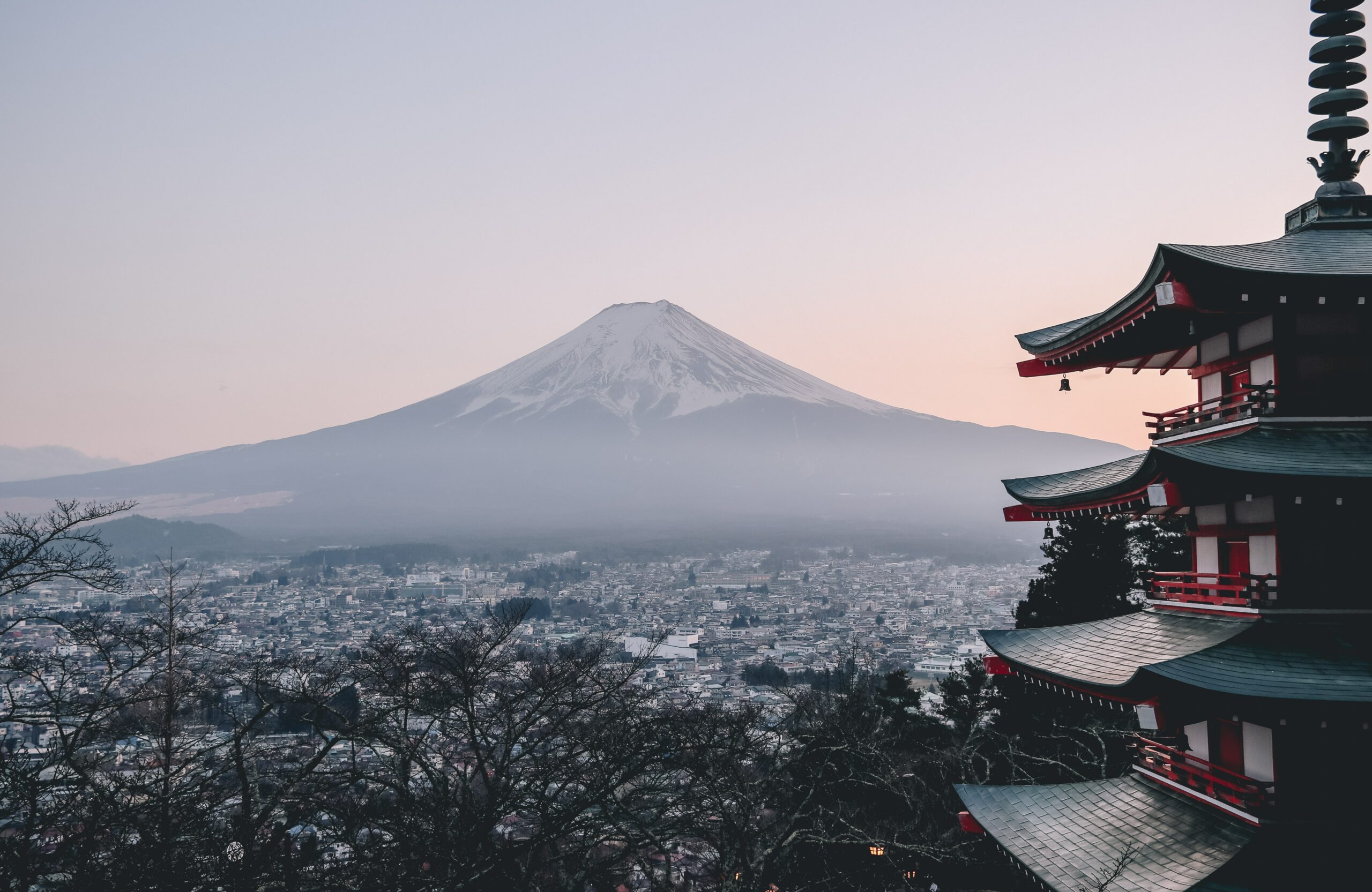 Vista de uma montanha coberta com neve em Chureito Pagoda, Fujiyoshida-shi, Japão -Representa seguro viagem Japão