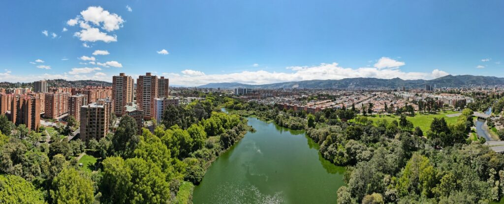 Vista da cidade com um rio e prédios em volta Humedal de Córdoba,  Colômbia.