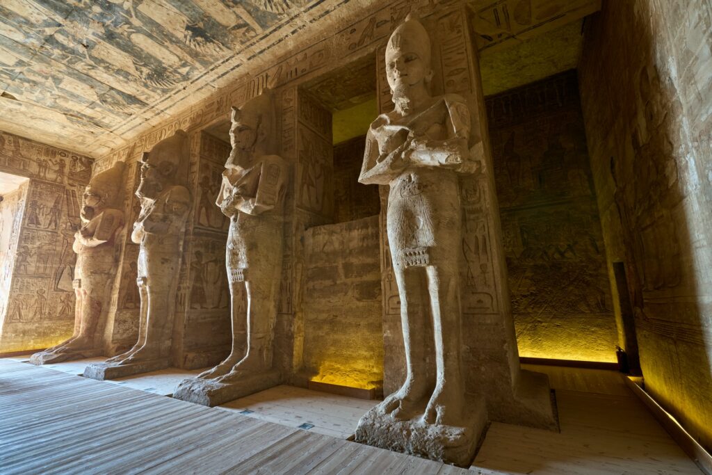 Estátuas de antigos faraós dentro de um templo conhecido como Abu Simbel no Egito, para representar seguro viagem para África