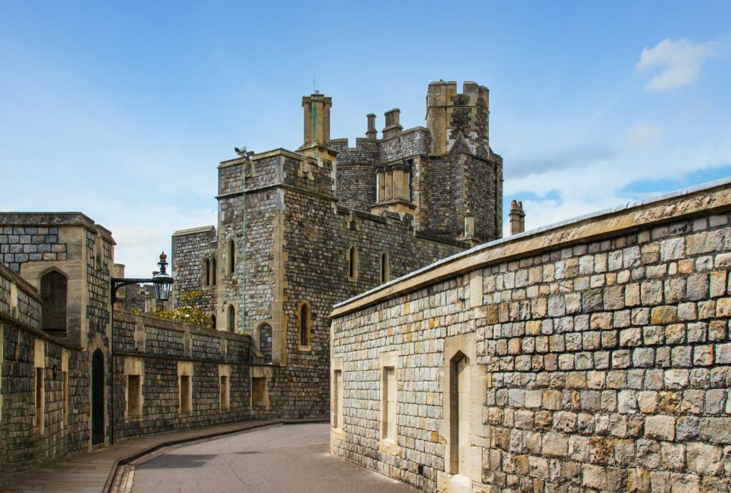Windsor Castle em Berkshire na Inglaterra, construção antiga e em estilo medieval, com paredes de tijolos e algumas torres, para representar o seguro viagem para Inglaterra