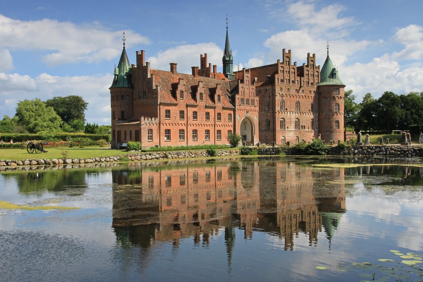 Castelo Egeskov Egeskov Gade, Kværndrup, Dinamarca  em frente ao lago - Representa seguro viagem Dinamarca.