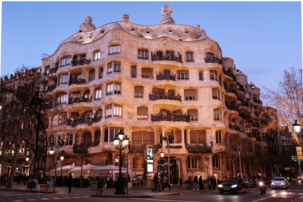 Casa Milà prédio histórico idealizado pelo arquiteto Antoni Gaudí, com ondulações nas janelas e sacadas, para representar o seguro viagem para Barcelona