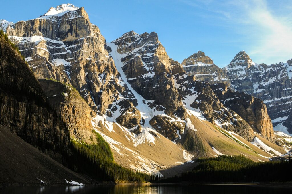 Montanhas nevadas com um lago à frente no Parque Nacional de Banff