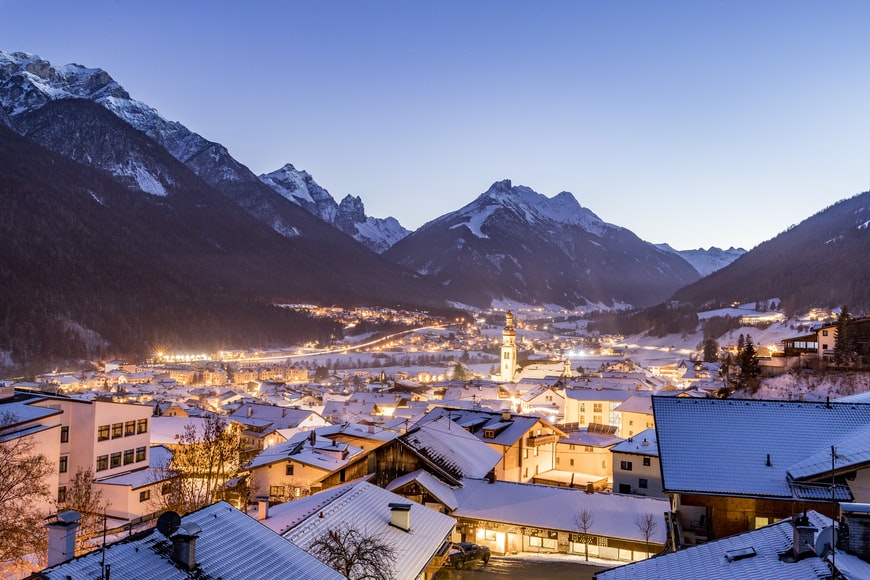 Vista panorâmica da cidade de Fulpmes,  Áustria - representa seguro viagem para Áustria.