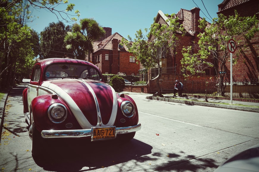 Vintage Volkswagen Beetle estacionado em Bogotá. Representando seguro viagem Bogotá