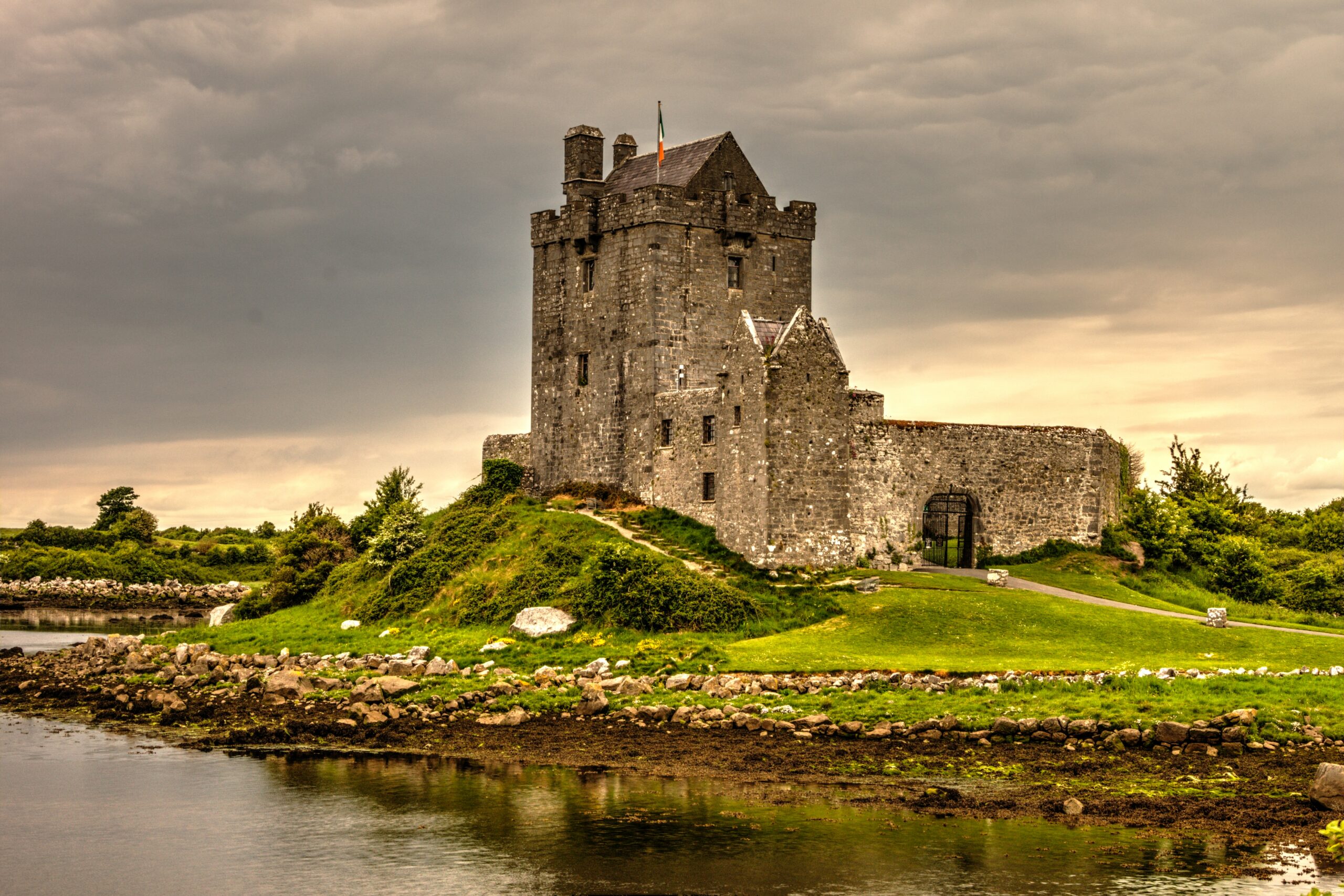 Castelo em Galway, County Galway, Irlanda em frente a lago.