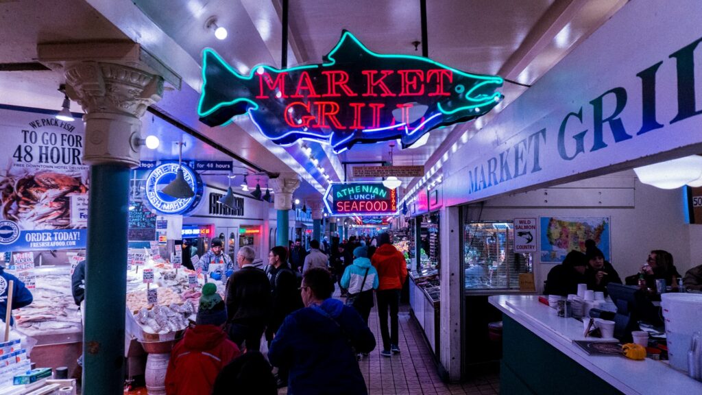 Parte interna de um mercado central que vende comida e frutos do mar conhecido como Pike Place Market em Seattle para representar o seguro viagem para Seattle