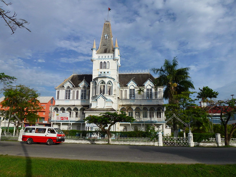 Casa branca com arquitetura colonial  em Georgetown, Guiana - Representa seguro viagem para Georgetown.